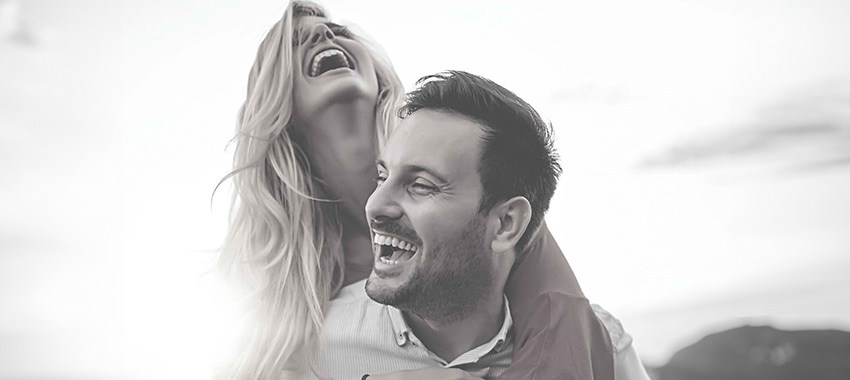 Femme et homme en train de rire, cagnotte immobilière Maisons Batisoft