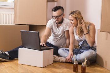 Jeune couple s'apprête à acheter une maison