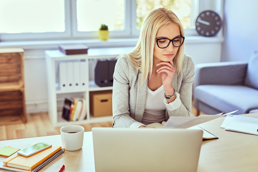 Personne travaillant depuis chez elle en home office 